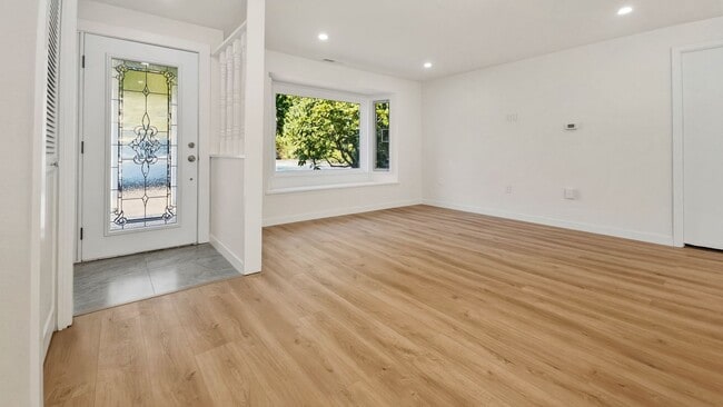 Photo - Fully Remodeled 2 Bed 2 Bath Front Unit in Prime Lynnwood Location