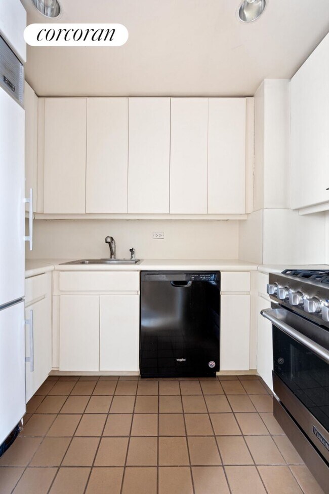 Photo - 100 Condo United Nations Plaza