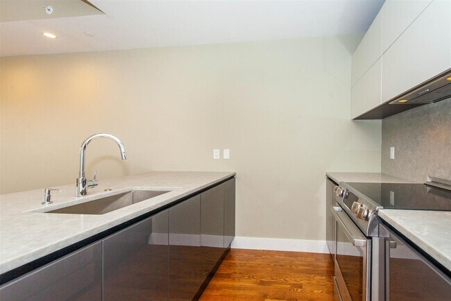 Photo - 906 E 2nd St