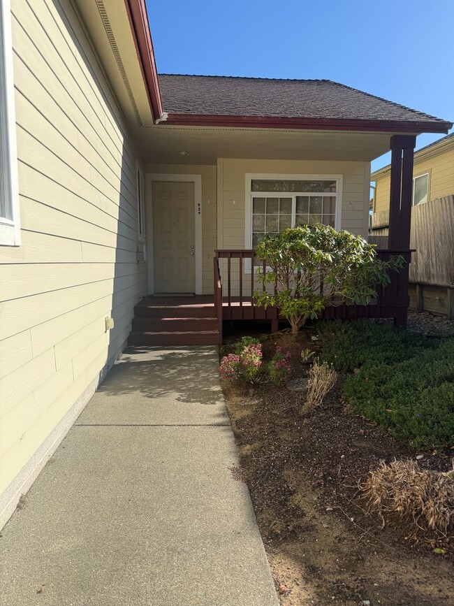 Photo - 929 Seagate St