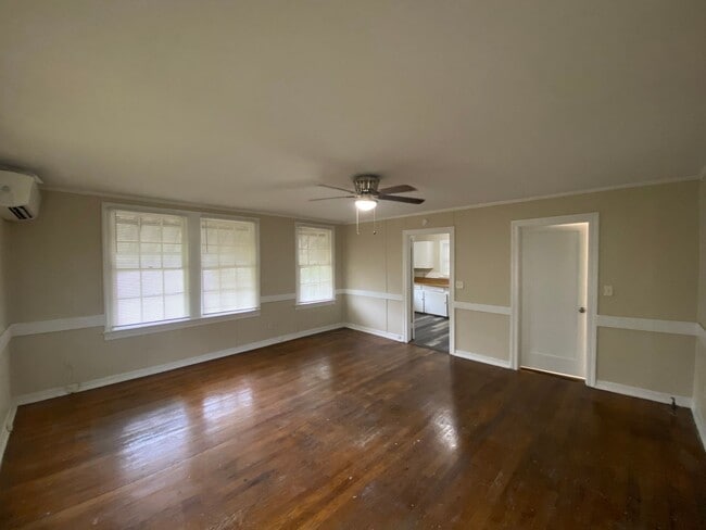 Photo - Unique Garage Studio Unit in St. Nicholas Area!