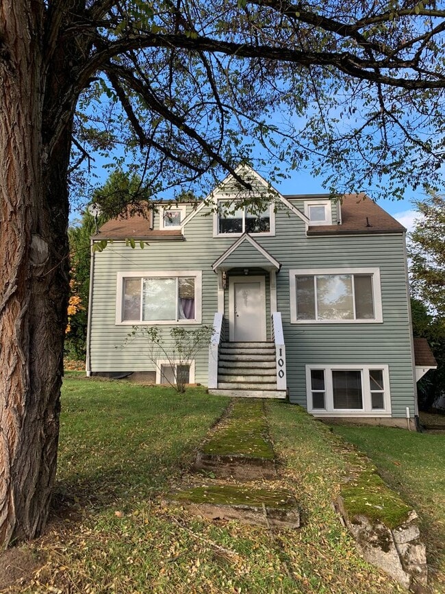 Building Photo - 100 Renton Triplex Unit #1