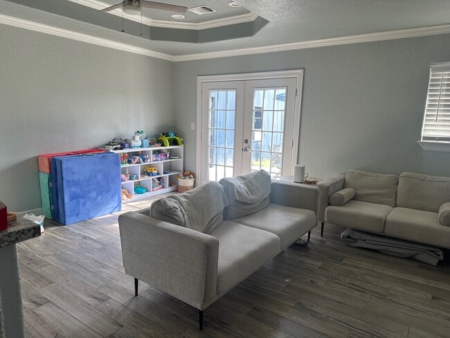 Photo - 430 Center Way