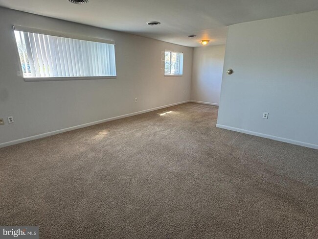 Building Photo - 3876 Shadywood Dr Unit 8