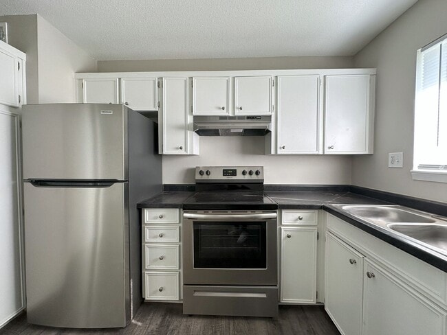 Building Photo - Modern 2 Bed, 2 Bath Apartment in Overland... Unit 5605-2B