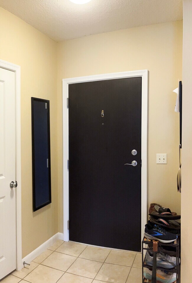 Condo Foyer - 851 N Glebe Rd Unidad 702