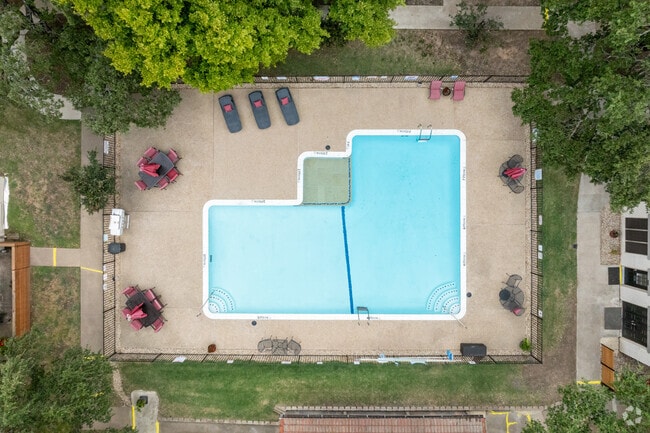 Vista aérea de la piscina de Madeira Apartments con tumbonas y jardines maduros. - Madeira Apartments