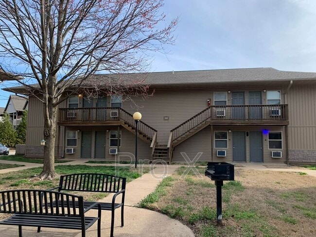 Photo - 930 N Goetz Blvd