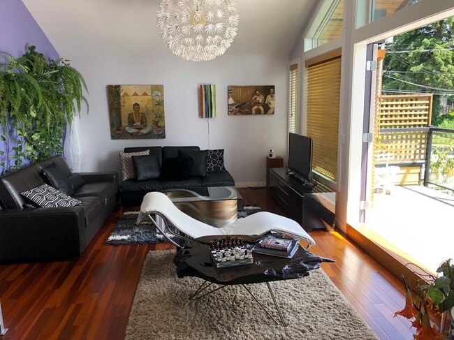 Photo - 140 Windsor Rd W