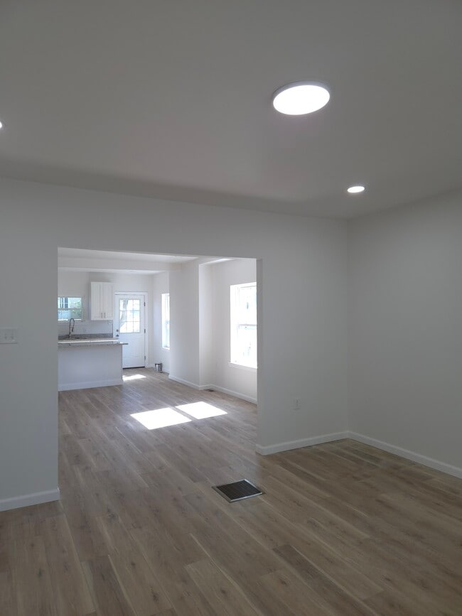 Photo - 76 W 5th St