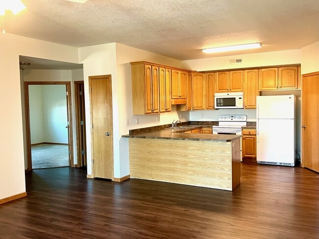 Large Kitchen - 130 Oakridge Ave