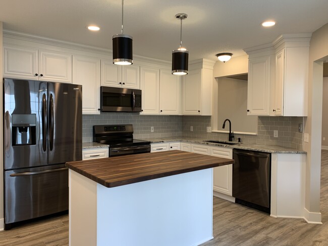 All new black stainless appliances, cabinets granite countertops and flooring - 9057 Prairieview Ln N Townhome