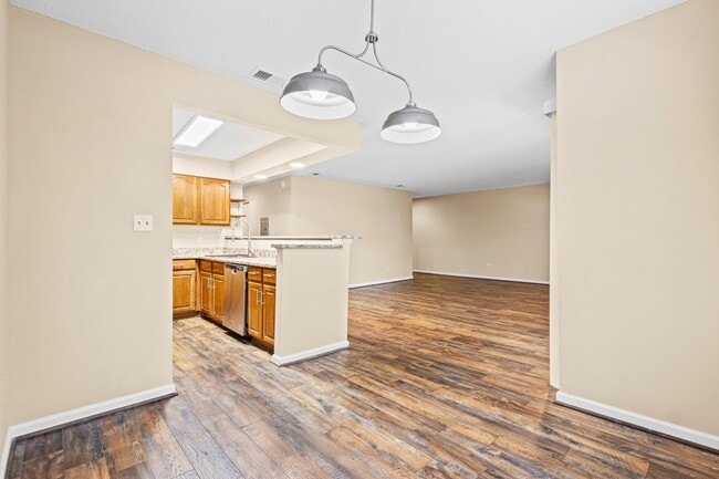 Dining Area & Kitchen - 98 Hampshire Ct Unit 98