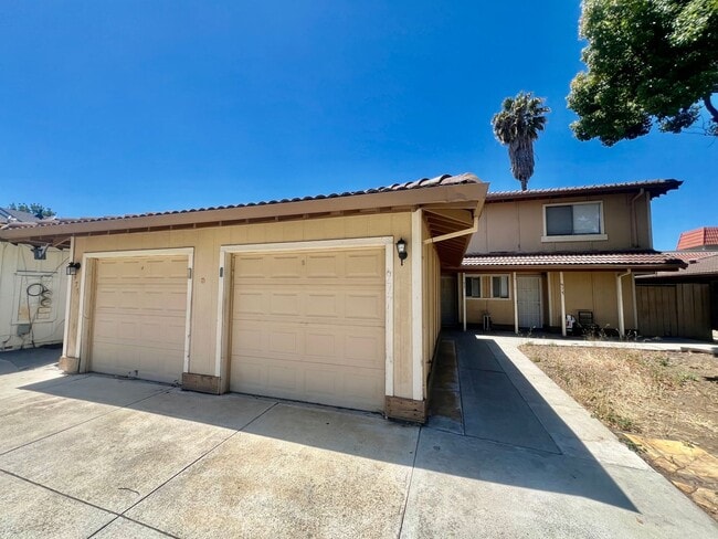 Building Photo - Duplex available in Little Saigon!
