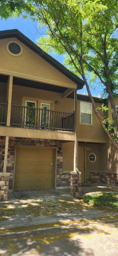 Building Photo - Beautiful 3 Bedroom Townhome in Pleasant G...