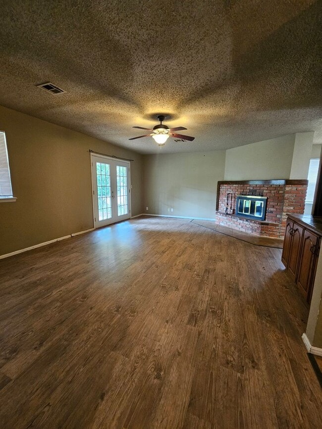 Photo - (3) Bed/(2) Bath Near Schools and Shopping! Avail NOW!