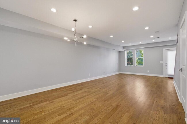 Photo - 925 Delafield Pl NW