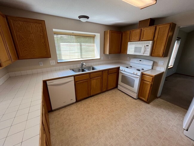 Photo - Large 3 Bed/2.5 Bath Located in Providence Neighborhood
