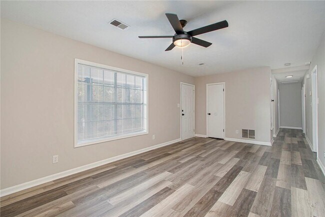 Photo - 2243 Oak Cir