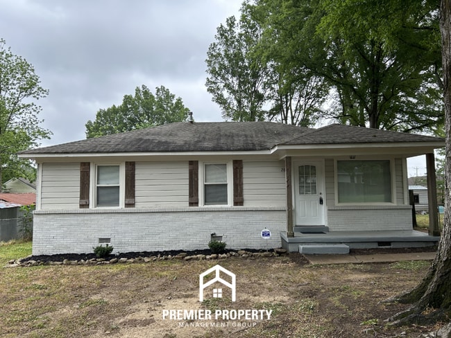 Building Photo - Charming 3BR Collierville Cottage | Hardwood Floors & Massive Fenced Yard
