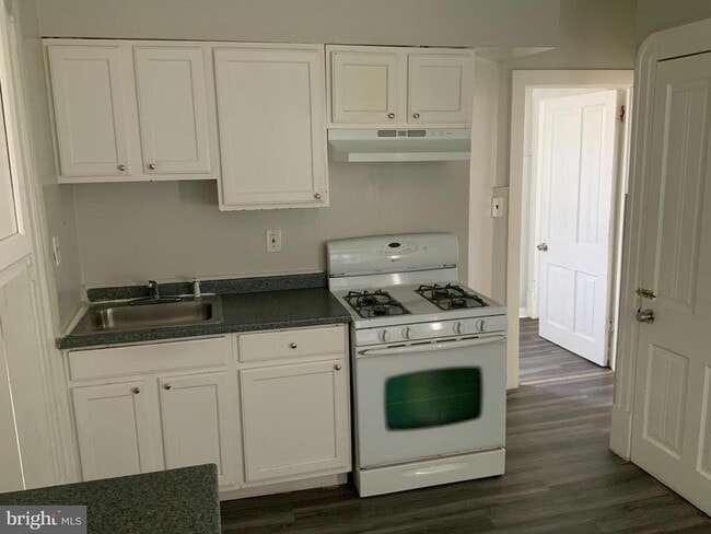 Photo - 433 Bentley Ave