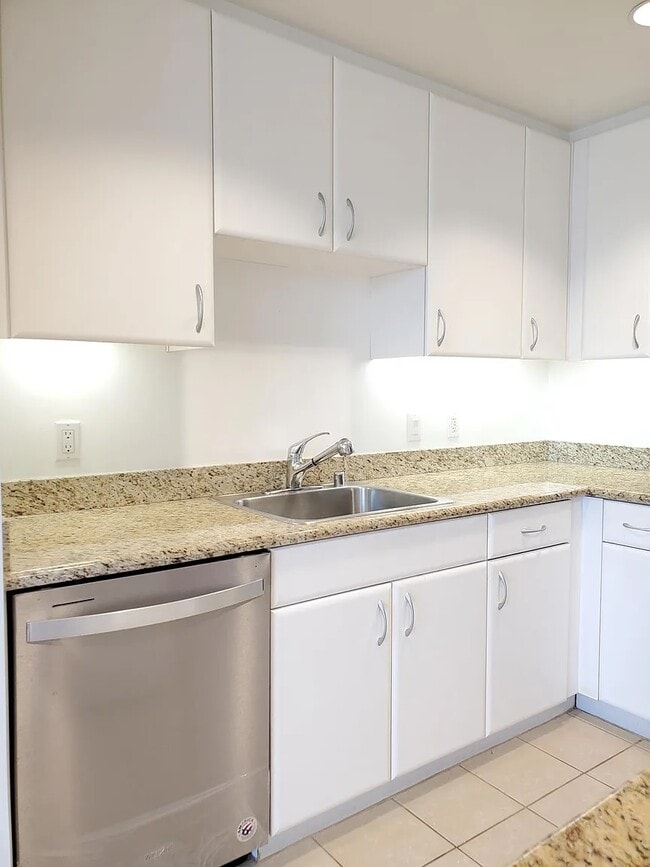 Photo - 260 King St Unit 673