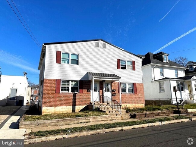 Building Photo - 217 W Fifth St Unit 2 Rental