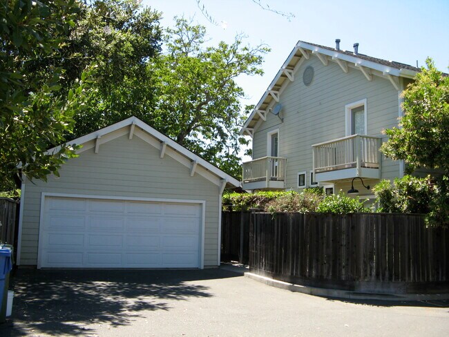 Photo - 2043 Madison St