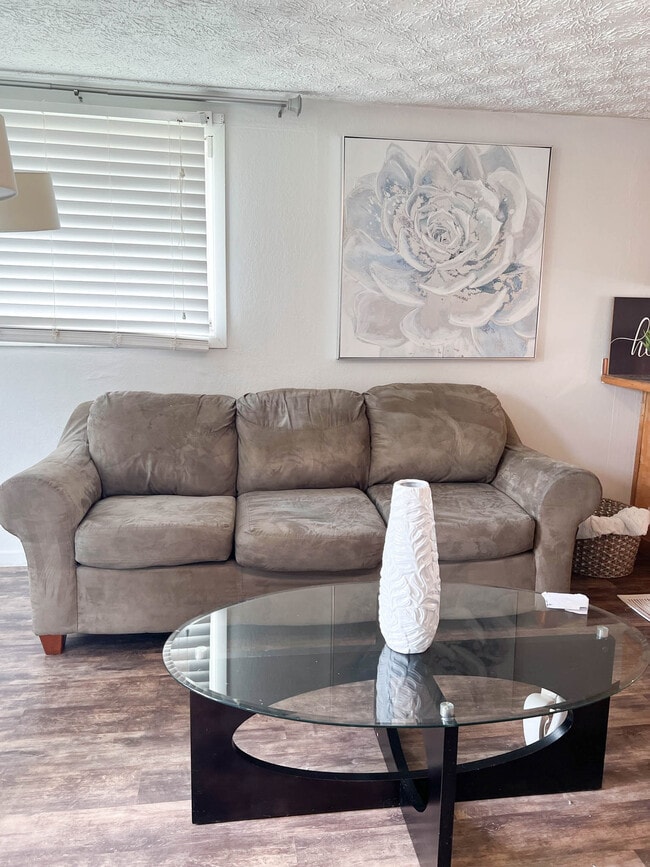 Photo - 446 E 10th Ave