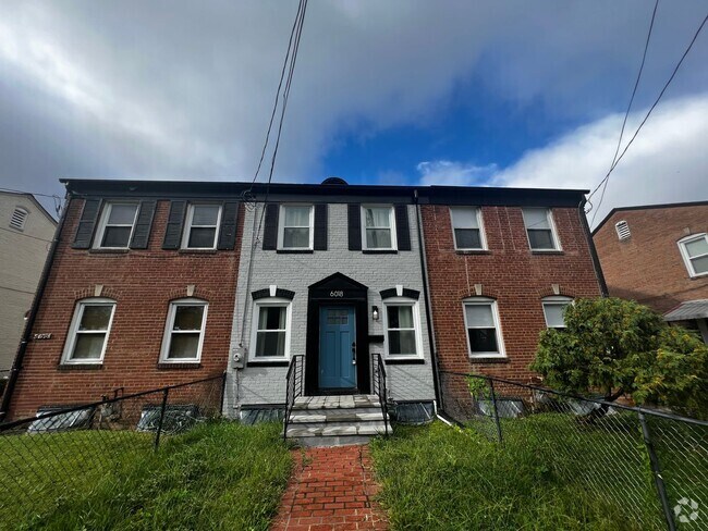 Building Photo - Lovely 2 BR/2 BA Townhome in Riggs Park!