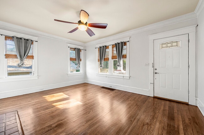 Photo - 139 E Lake Terrace SE