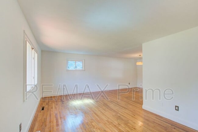 Photo - 321 Patrician Dr