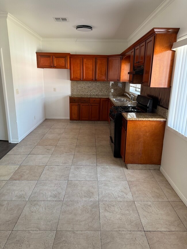 Kitchen - 1700 W 43rd St Unit A