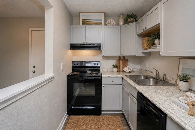1 Bed 1 Bath 625 Sq Ft - Long Beach Square
