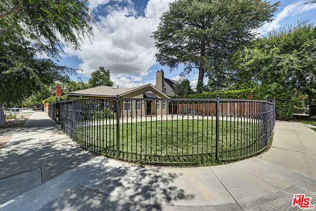 Photo - 15601 Morrison St