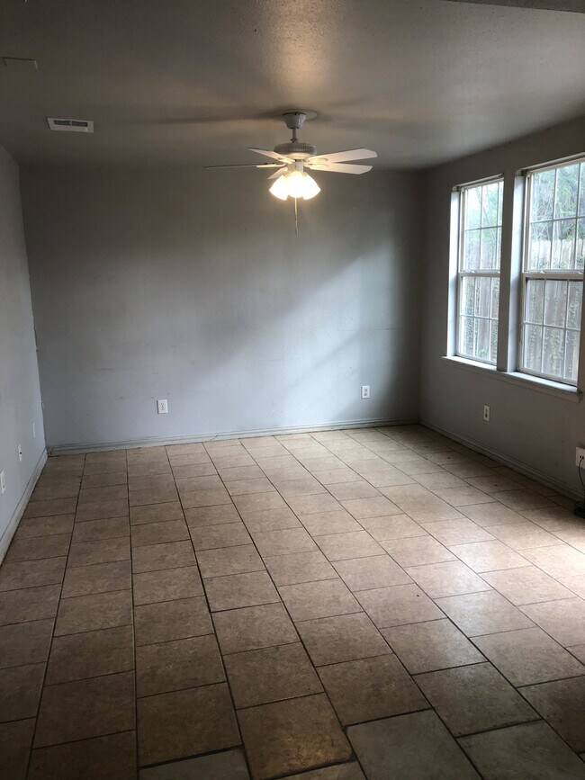 422 W Lott Ave