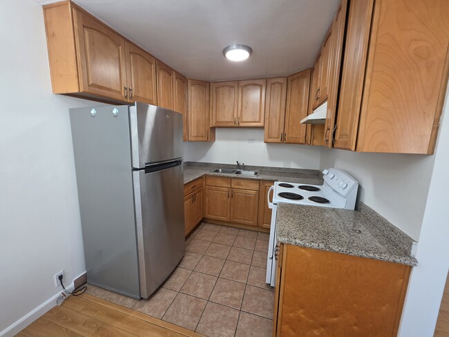 Building Photo - 620 W Lexington Dr Unit 5