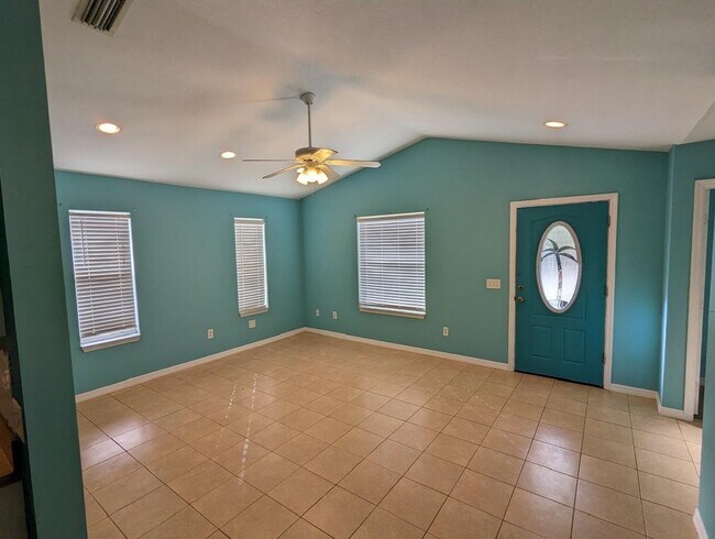 Photo - 740 N St Johns St