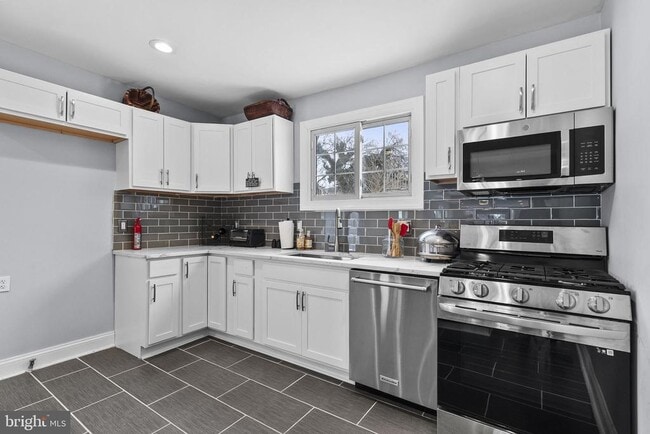 Photo - 4840 Hayes St NE