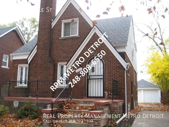 Spacious Brick Colonial in Detroit - Spacious Brick Colonial in Detroit House