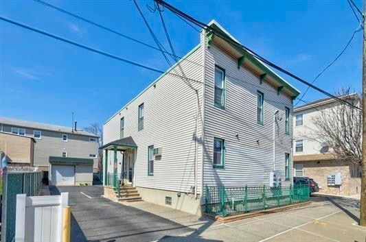 Building Photo - 11 Isabella Ave