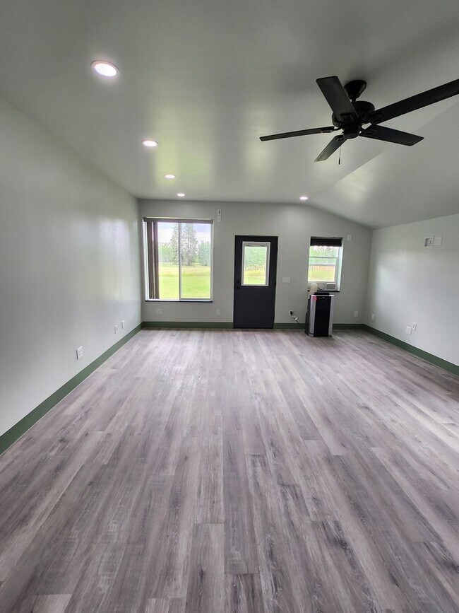 Building Photo - Awesome single-level studio with ample sto... Rental