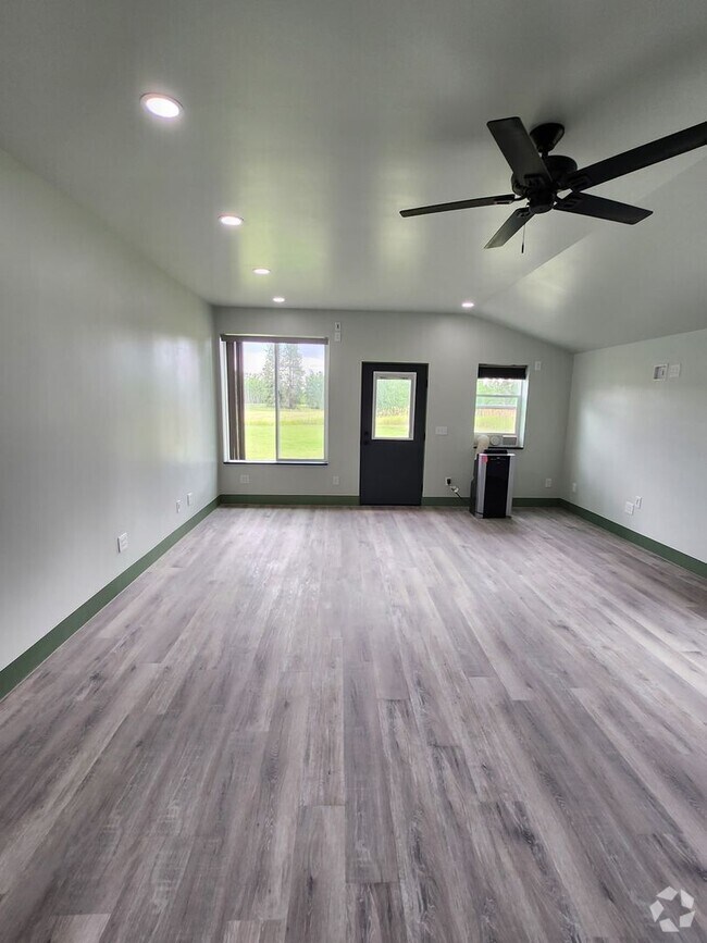 Building Photo - Awesome single-level studio with ample sto... Rental