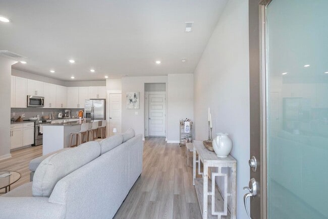 Photo - 517 Swanholme Dr