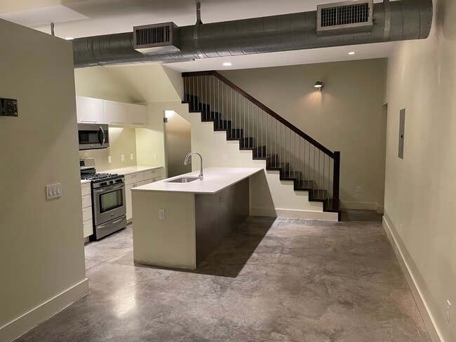 Photo - 814 E 3rd St Unit B