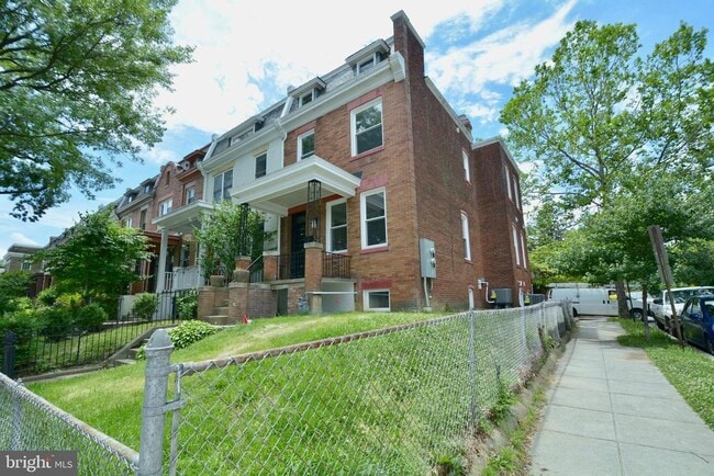 1724 2nd St NW