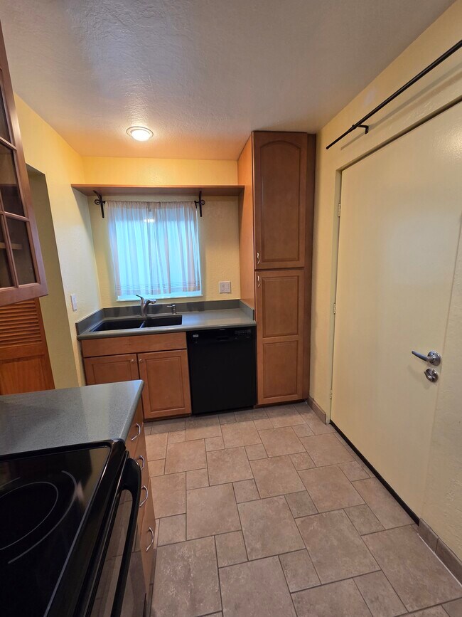 Dishwasher, lots of storage