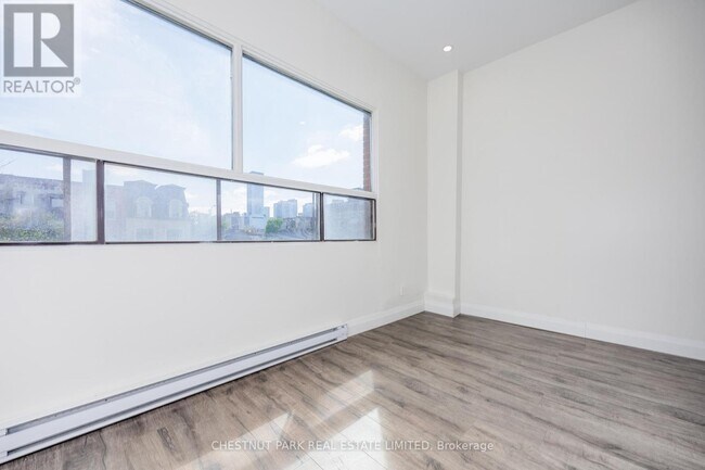 Photo - 2 - 414 1/2 SPADINA AVENUE