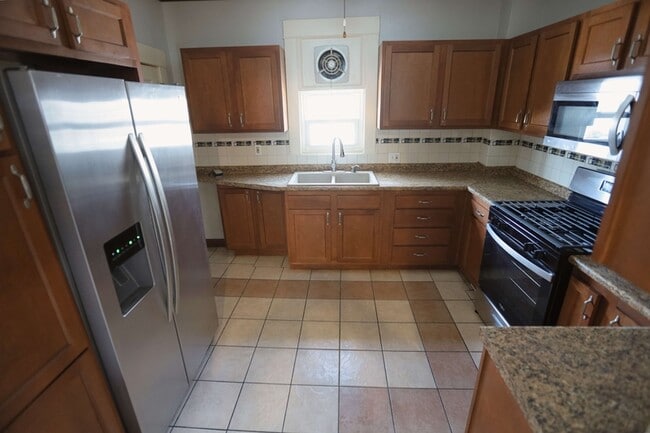 Photo - 639 Curve St SW