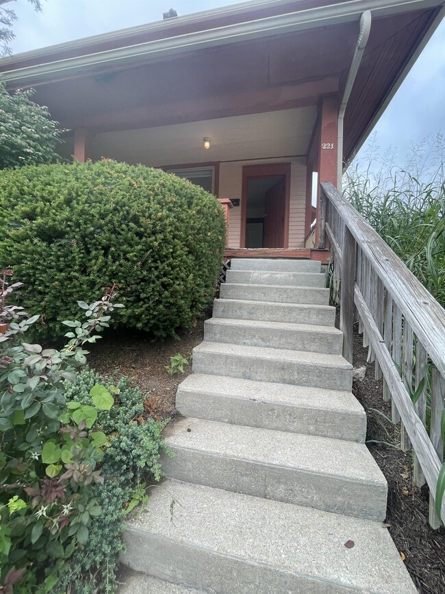 Photo - 221 E 9th St